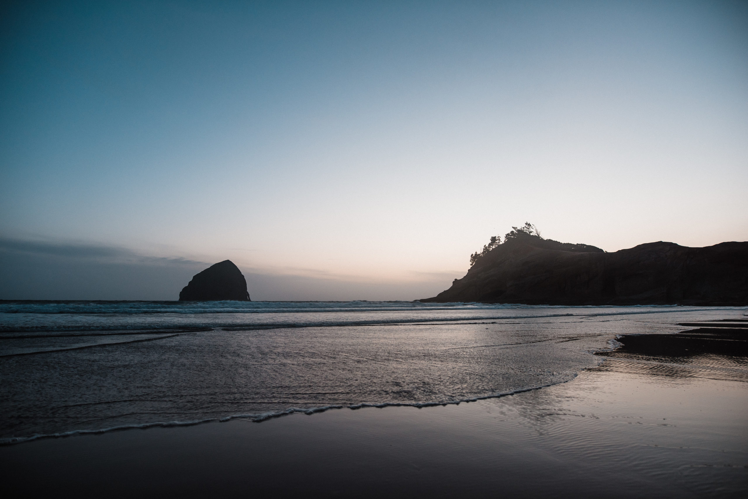 View of the breathtaking coastline in Oregon, one of the elopement locations 